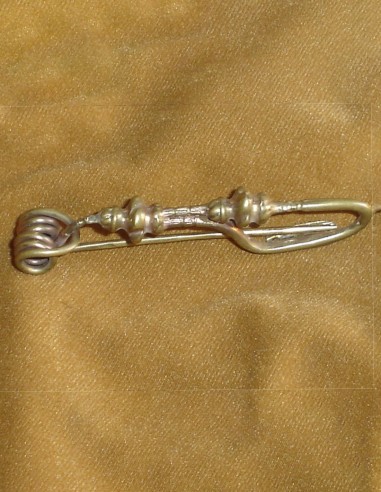 Kbel brooch