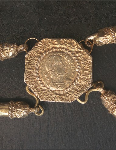 tesoro de hoxne cadena corporal colgante cruzado joyería romana