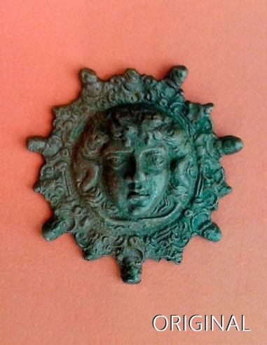 Broche o phalera de Medusa